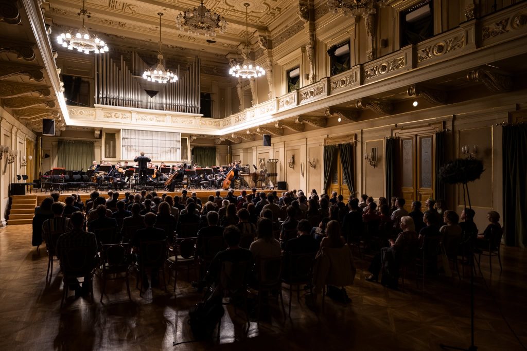 Expozice nové hudby: Partiels, 8. října 2026, Besední dům, Brno – Szymon Bywalec a Filharmonie Brno (foto Jan Prokopius)