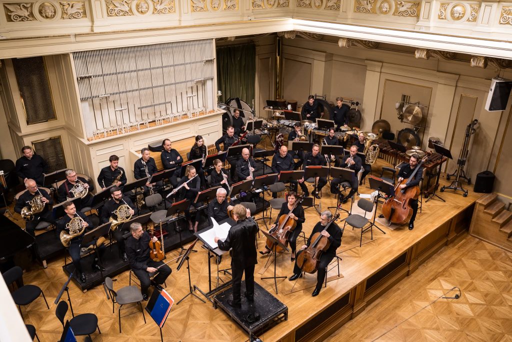 Expozice nové hudby: Partiels, 8. října 2026, Besední dům, Brno – Szymon Bywalec a Filharmonie Brno (foto Jan Prokopius)