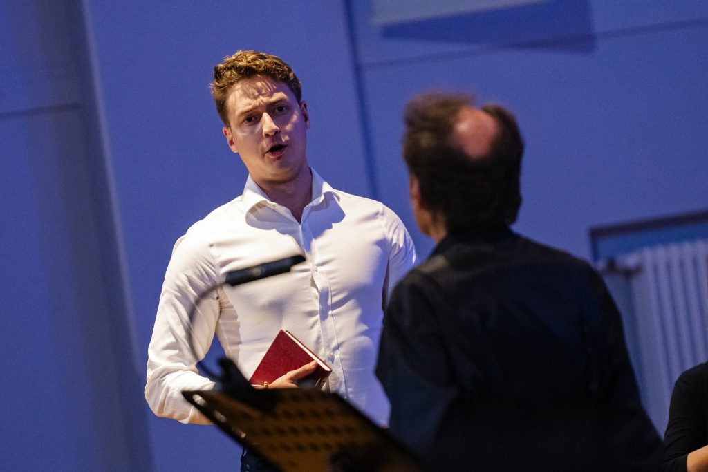Bohuslav Martinů: Čím lidé žijí – Martin Bělohlávek, Roman Janál, 12. října 2026, evangelický kostel Komunitního prostoru Smíchov, Praha (zdroj NeoKlasik orchestr, foto Jan Kantor)