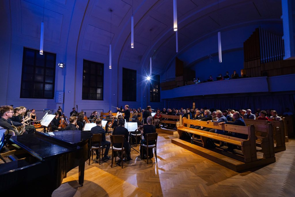 Bohuslav Martinů: Čím lidé žijí – NeoKlasik orchestr, 12. října 2026, evangelický kostel Komunitního prostoru Smíchov, Praha (zdroj NeoKlasik orchestr, foto Jan Kantor)
