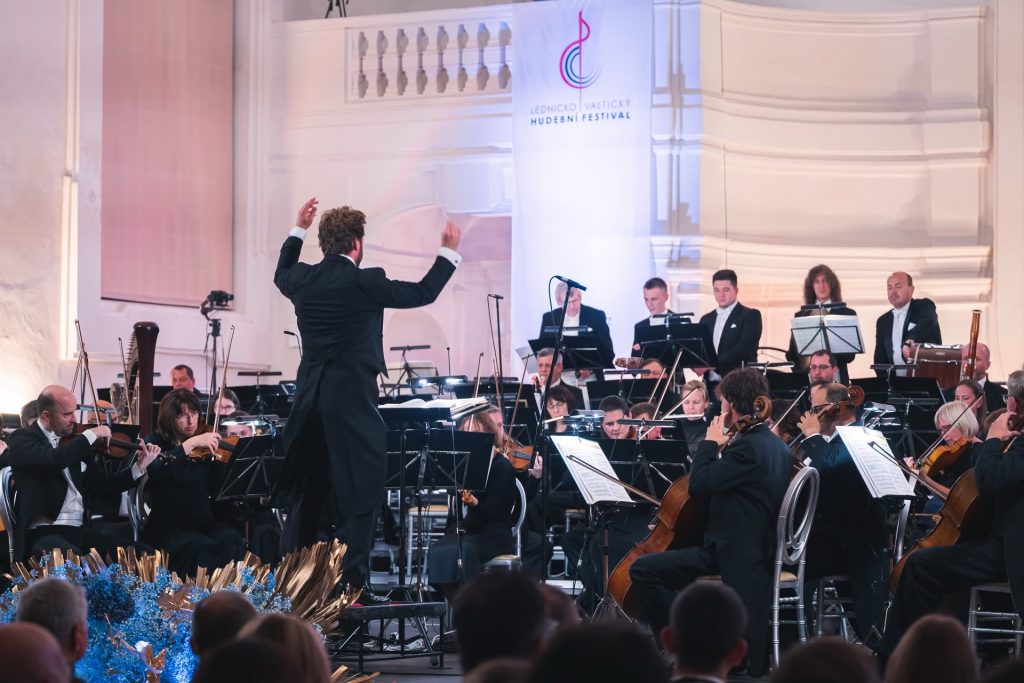 Lednicko-valtický hudební festival: Závěrečný galakoncert, 17. října 2026, Zámecká jízdárna Valtice – Jiří Habart a Filharmonie Bohuslava Martinů (foto Pavel Kristián jr.)