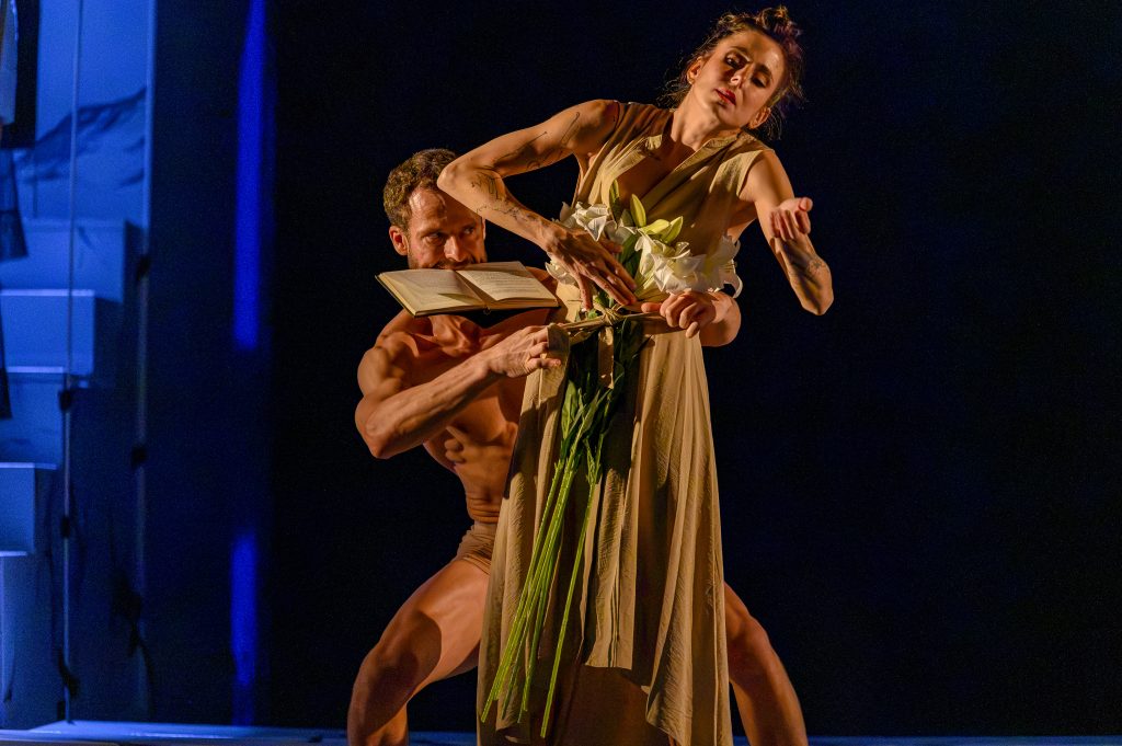 Giuseppe Verdi: Requiem, Národní divadlo moravskoslezské – Adam Rameš (Chlapec), Jaroslava Rameš Janečková (Dívka) (foto Martin Popelář)
