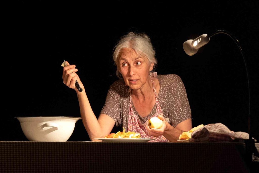 Hana Voříšková, Markéta Stránská: Jabka (zdroj Mezinárodní festival Divadlo)