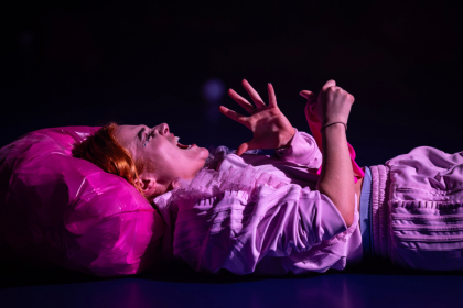 Michaela Dzurovčínová, Barbora Černá, Gabriela Gabašová: Prison Season, Divadlo X10, Praha (foto Anna Benháková)