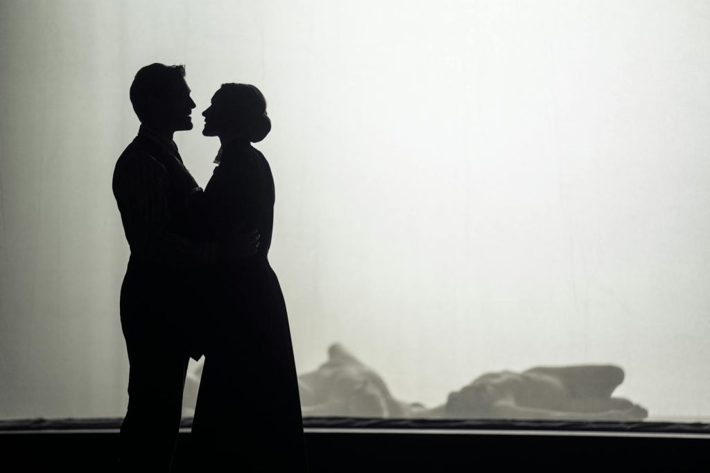 Claude Debussy: Pelleas a Melisanda, Národní divadlo, Praha – David Oller a Arnheiður Eiríksdóttir (foto Petr Neubert)