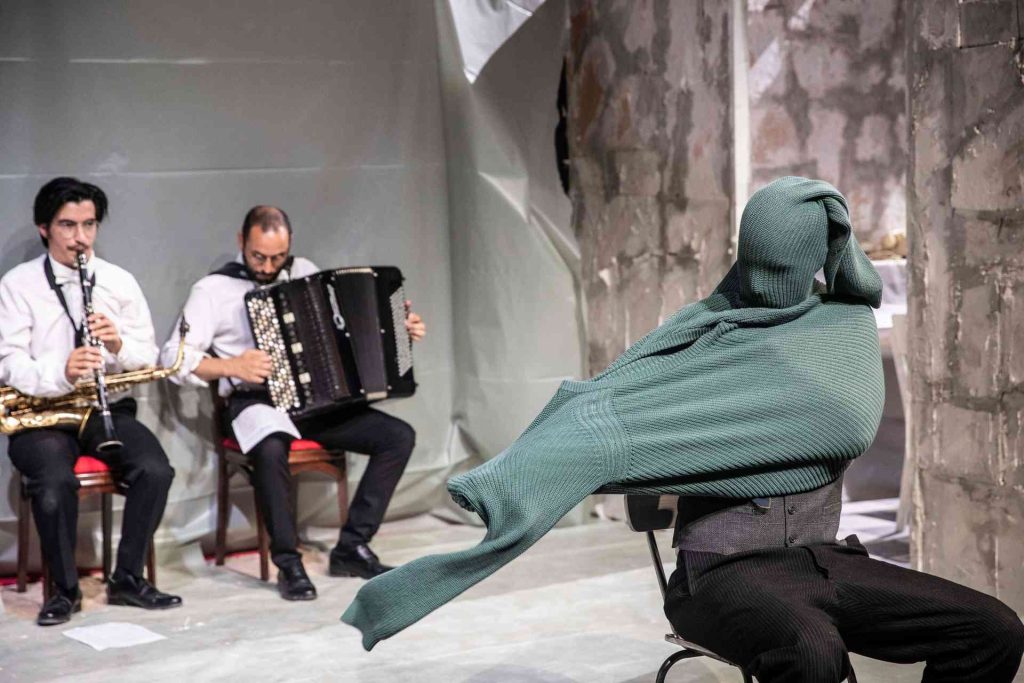 Samuel Achache: Bez fanfár, Théâtre des Bouffes du Nord (zdroj Mezinárodní festival Divadlo)