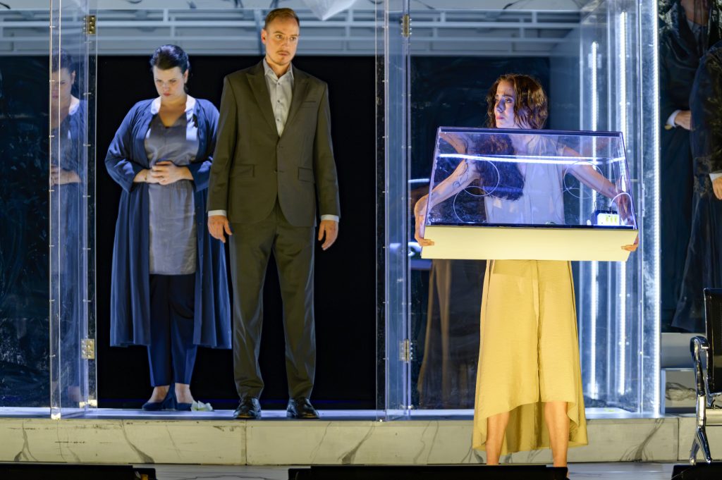 Giuseppe Verdi: Requiem, Národní divadlo moravskoslezské – Veronika Rovná (Soprán, matka chlapce), Josef Kovačič (Bas, otec chlapce), Jaroslava Rameš Janečková (Dívka) (foto Martin Popelář)