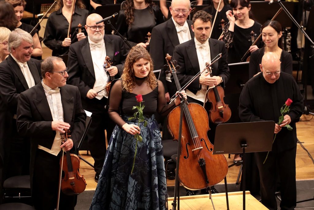Harmonie protikladů, 1. abonentní koncert cyklu Filharmonie doma, 15. října 2026, Besední dům, Brno – Dennis Russell Davies, Julia Hagen a Filharmonie Brno (zdroj Filharmonie Brno)