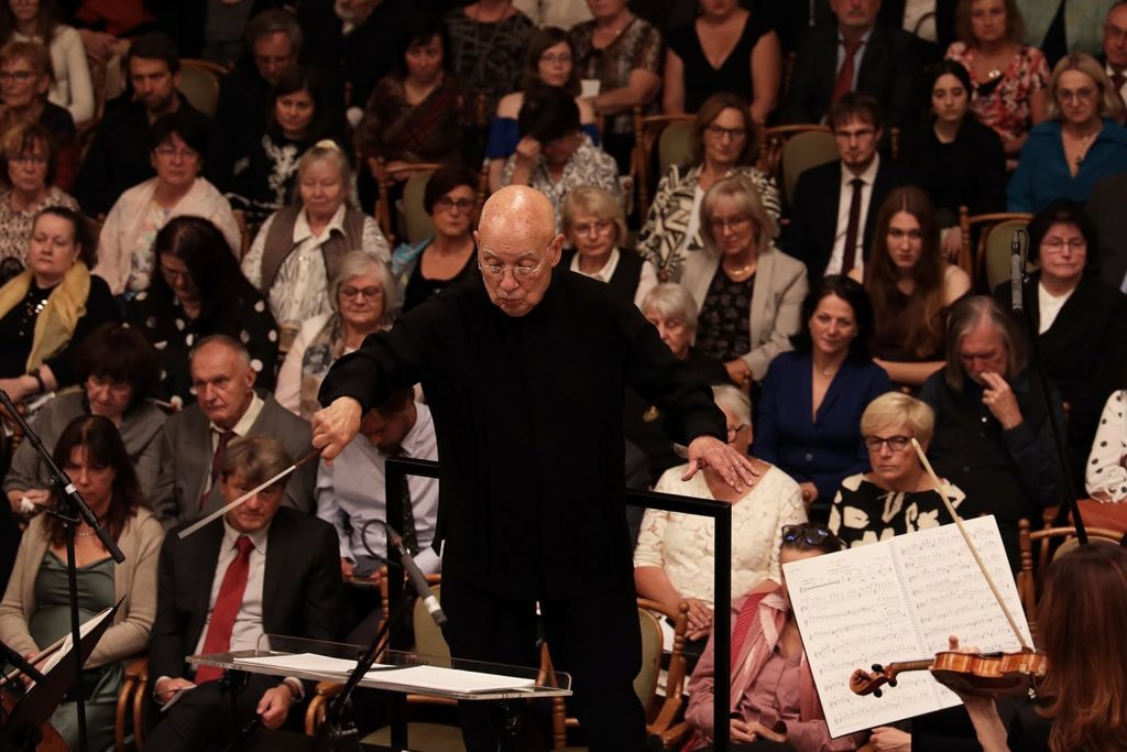 Harmonie protikladů, 1. abonentní koncert cyklu Filharmonie doma, 15. října 2026, Besední dům, Brno – Dennis Russell Davies (zdroj Filharmonie Brno)