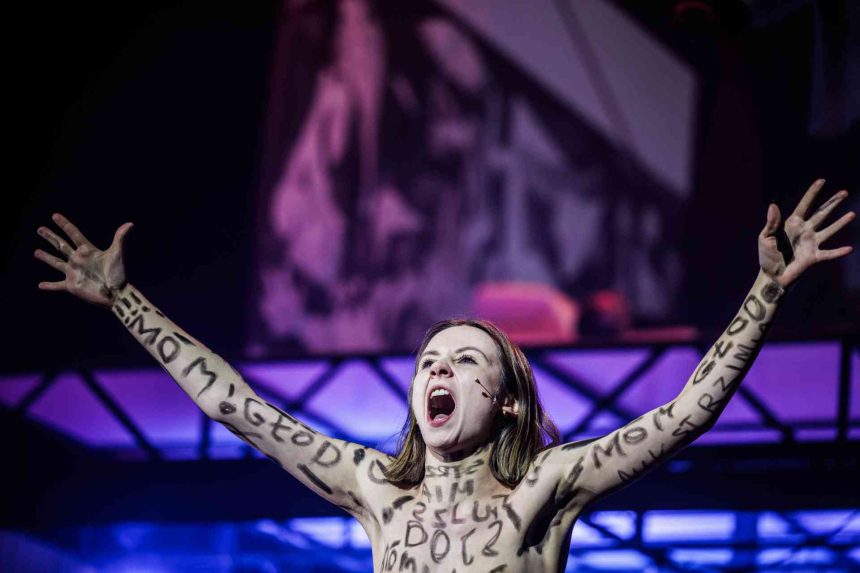Gerhart Hauptmann: Tkalci, Teatr Śląski (zdroj Mezinárodní festival Divadlo)